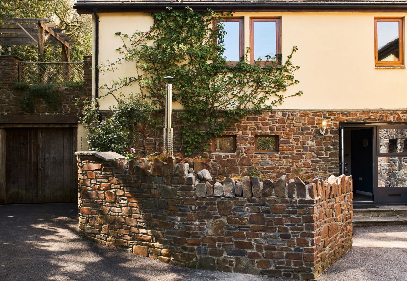 Apartment in Lower Ashton - Swallows End - Bolthole with hot tub, pool and sauna