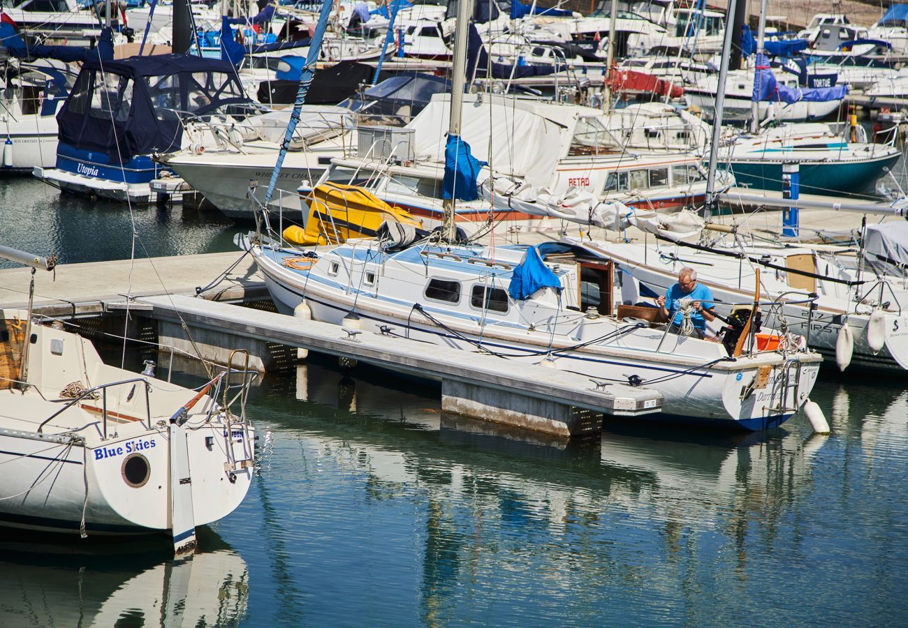 Apartment in Torquay - The Moorings - On Harbour with hot tub