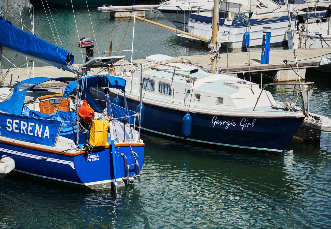 Apartment in Torquay - The Moorings - On Harbour with hot tub