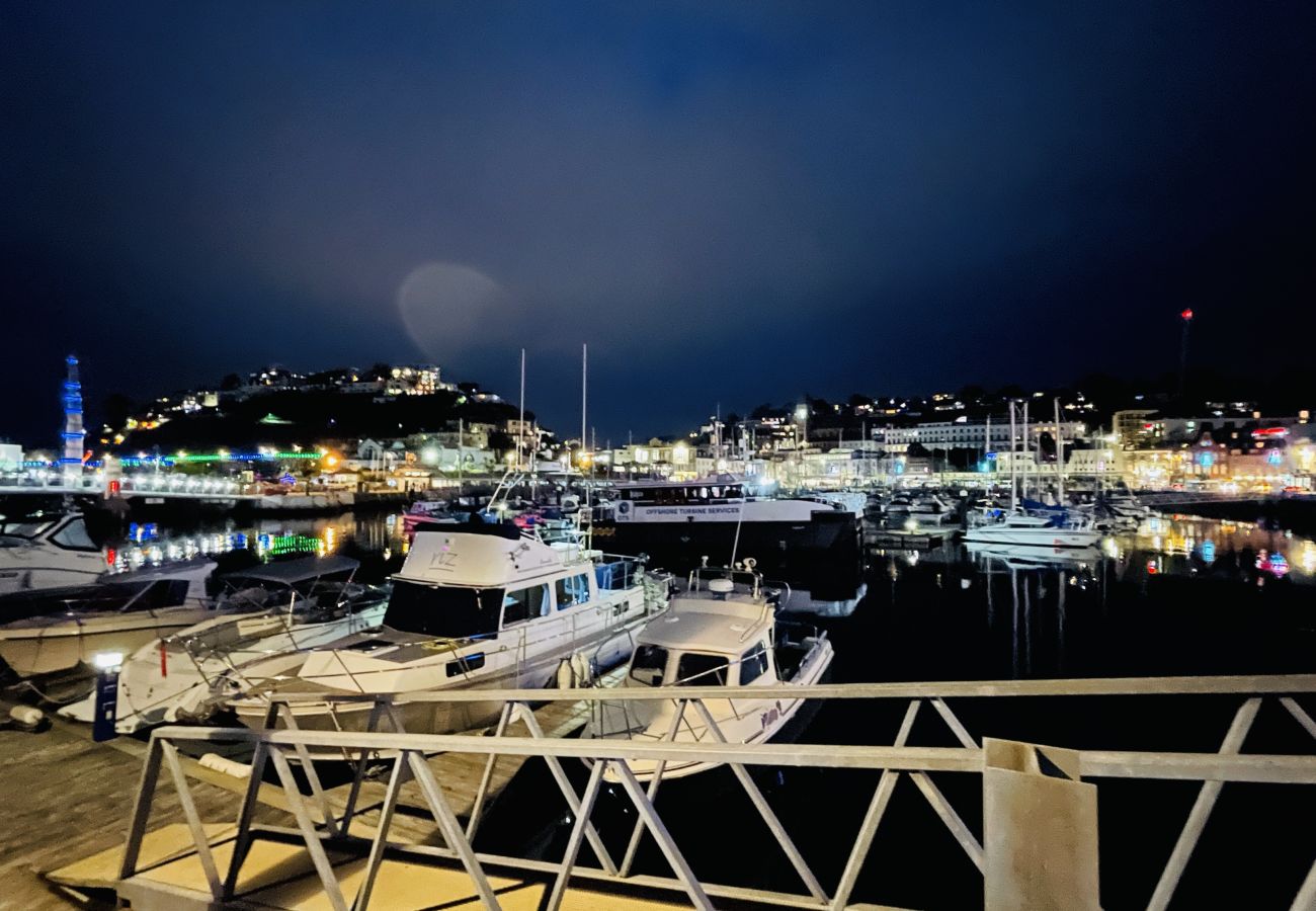 Apartment in Torquay - Harbour Breeze - on Harbour with hot tub