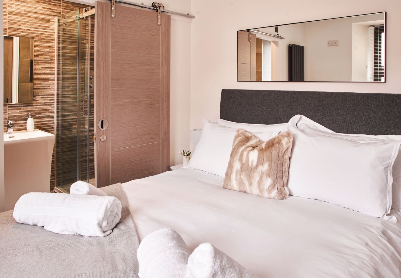 Apartment in Torquay - Harbour Breeze - on Harbour with hot tub