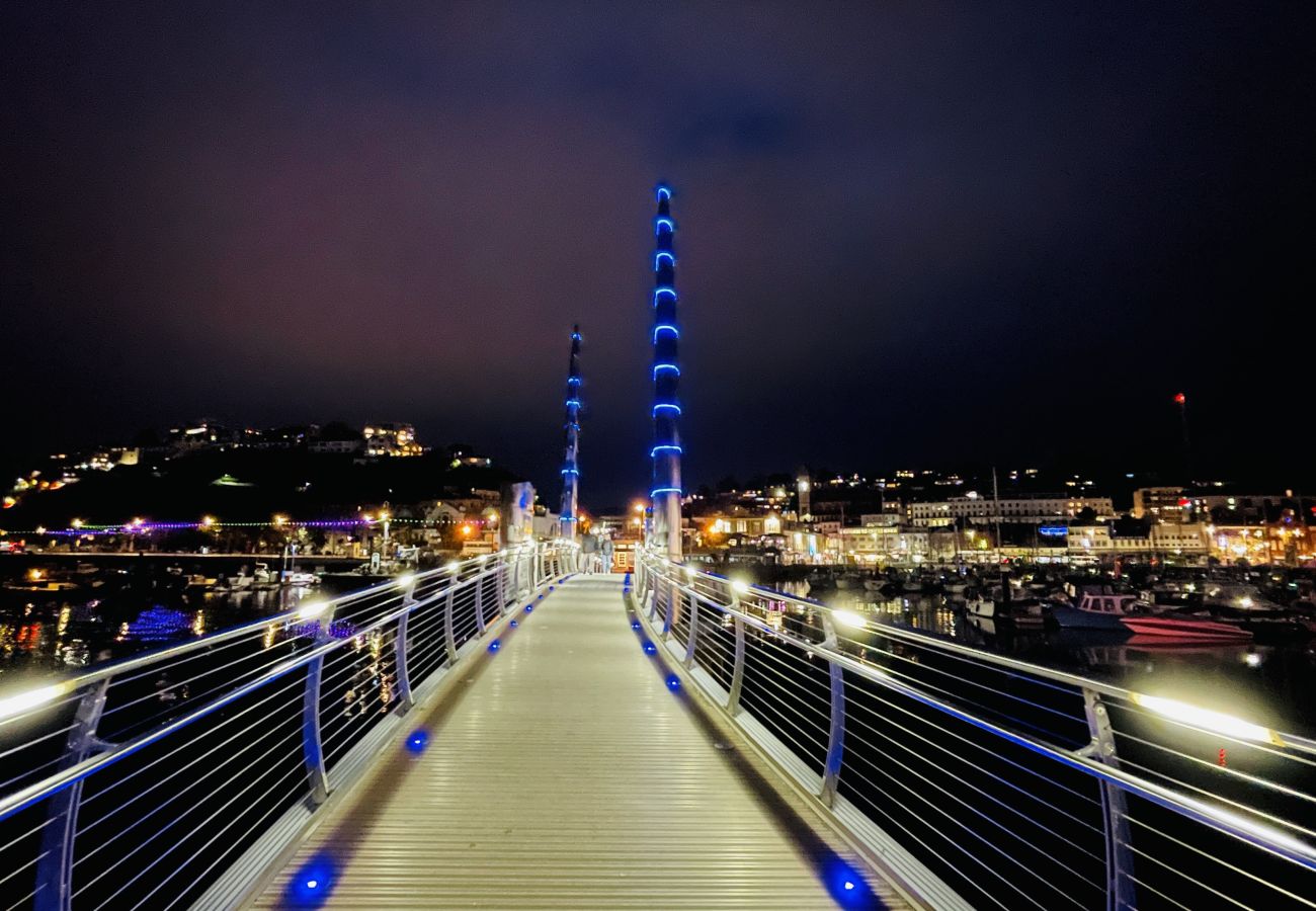Apartment in Torquay - Harbour Breeze - on Harbour with hot tub