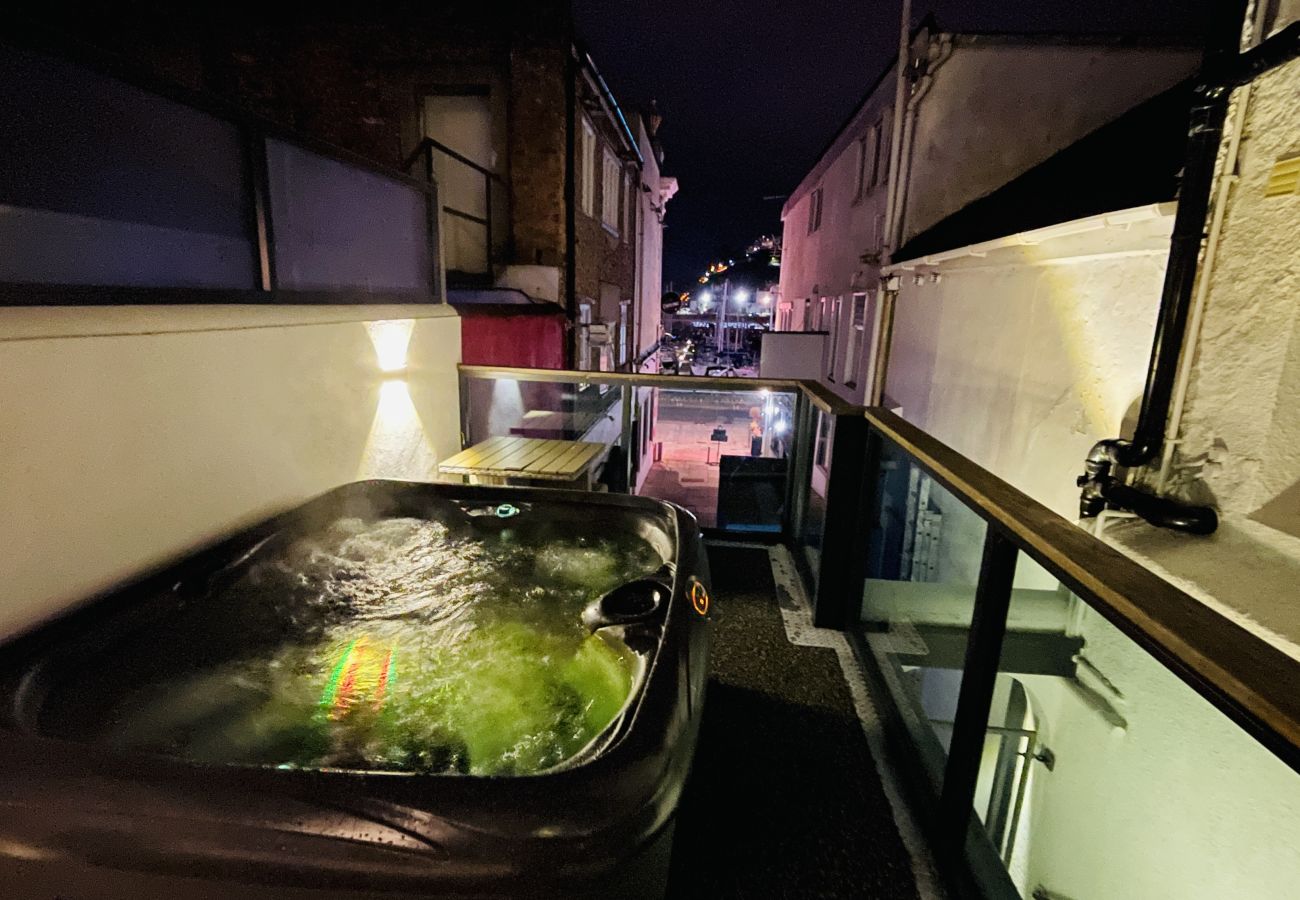 Apartment in Torquay - Harbour Breeze - on Harbour with hot tub