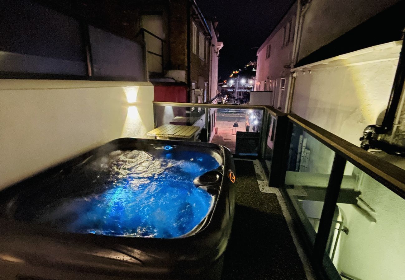 Apartment in Torquay - Harbour Breeze - on Harbour with hot tub