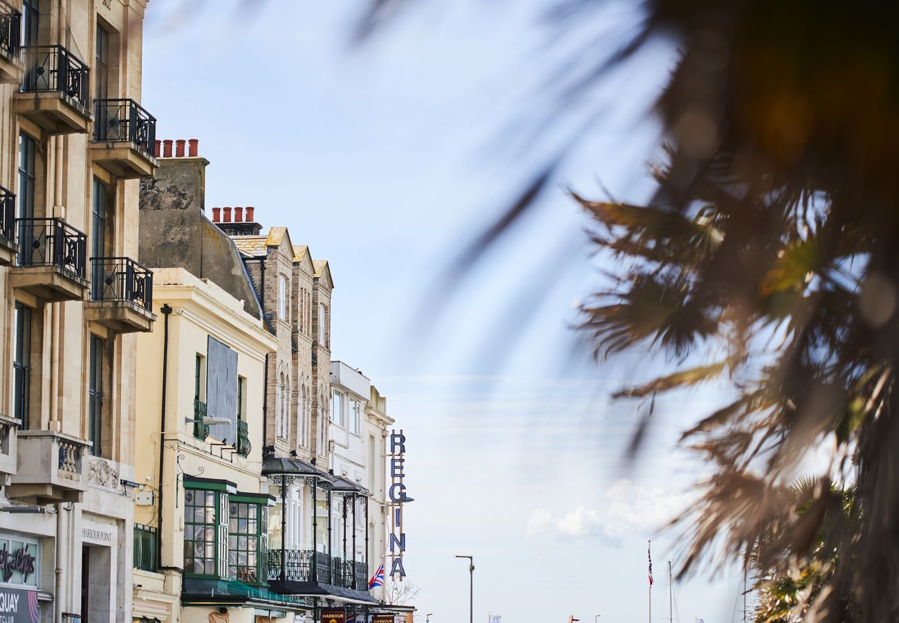 Apartment in Torquay - Harbour Breeze - on Harbour with hot tub