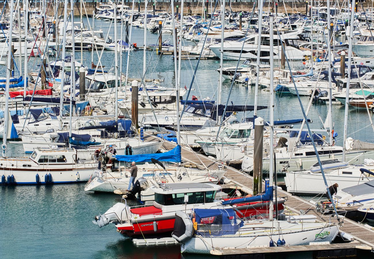 Apartment in Torquay - Harbour Breeze - on Harbour with hot tub