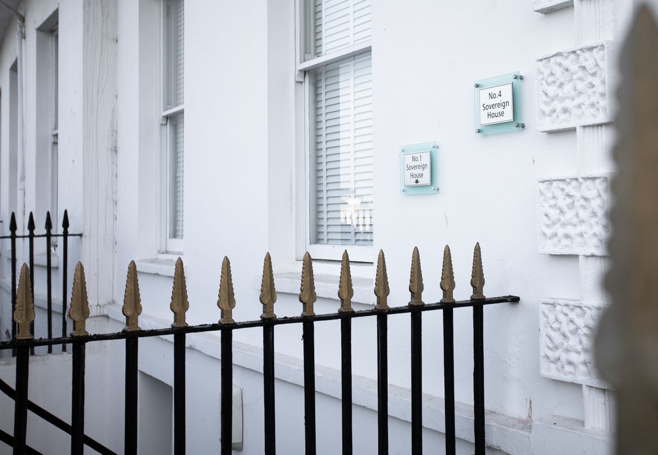 Apartment in Torquay - Sovereign House - Chic and near Harbour, parking