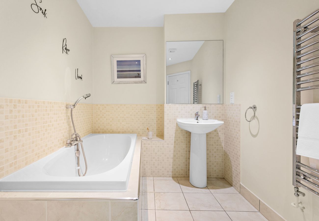 Apartment in Torquay - Sovereign House - Chic and near Harbour, parking