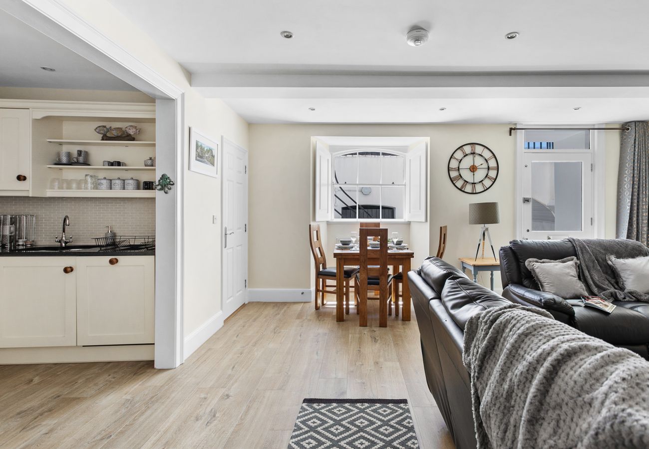 Apartment in Torquay - Sovereign House - Chic and near Harbour, parking