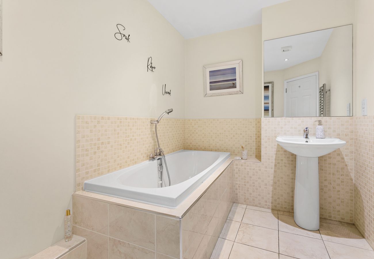 Apartment in Torquay - Sovereign House - Chic and near Harbour, parking