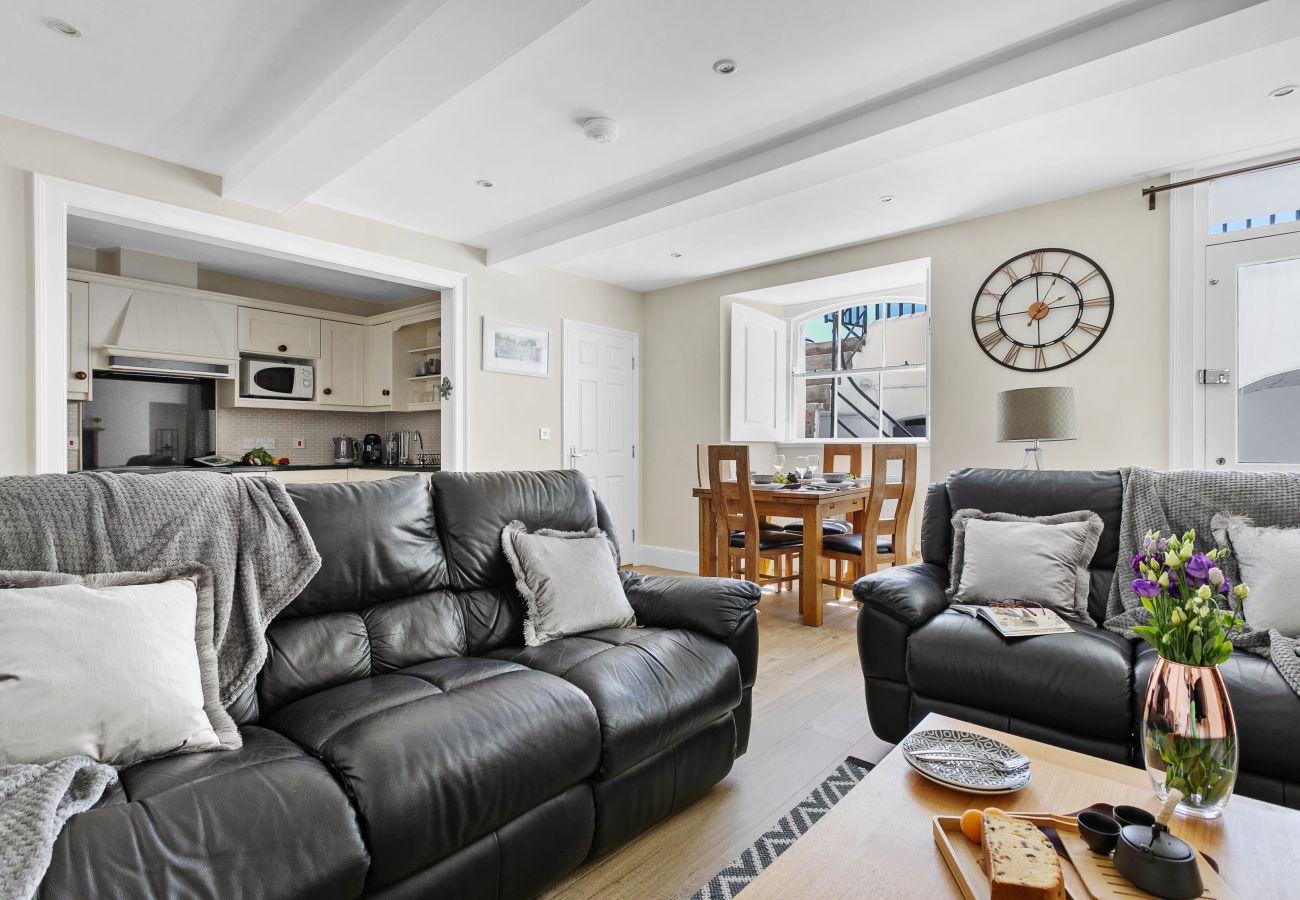 Apartment in Torquay - Sovereign House - Chic and near Harbour, parking