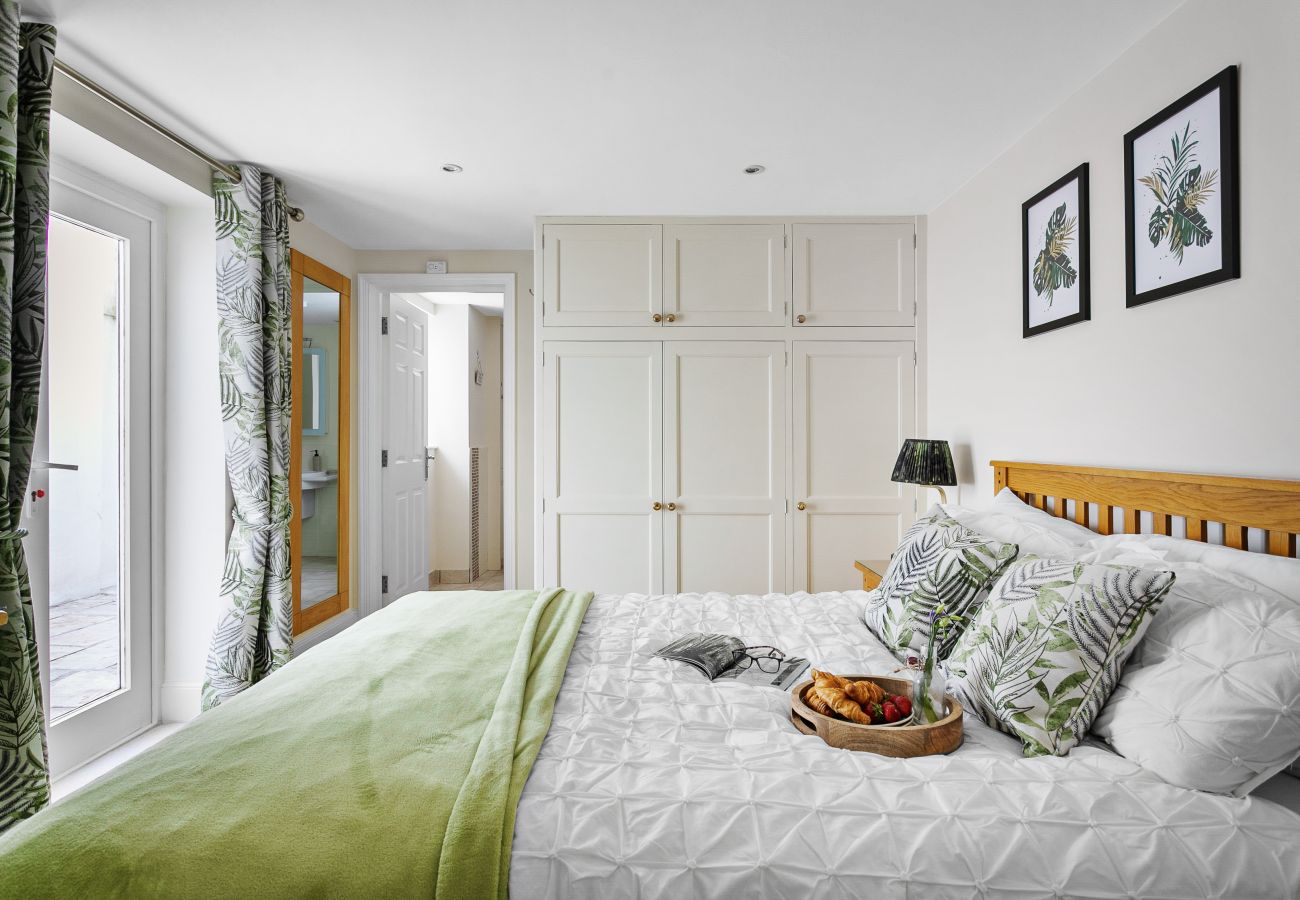 Apartment in Torquay - Sovereign House - Chic and near Harbour, parking
