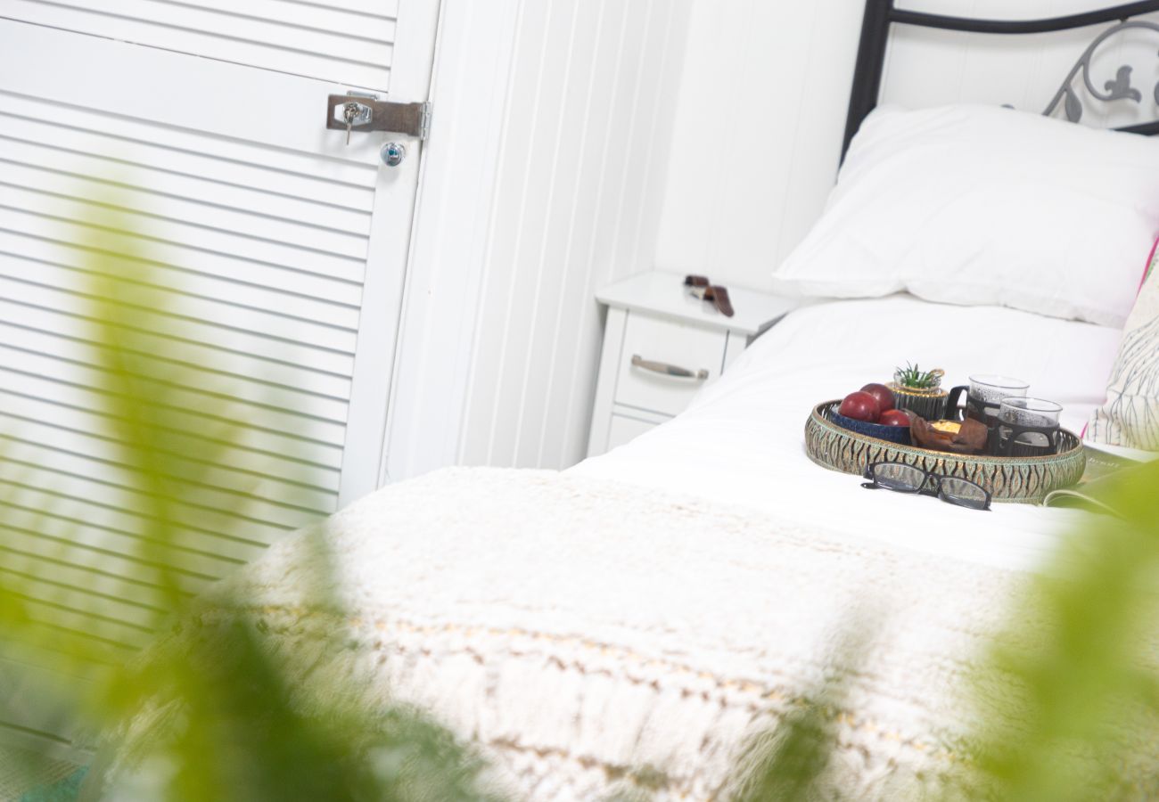 House in Torquay - The Boathouse - Panoramic Sea View Retreat, near Town, Marina & Beach and Parking