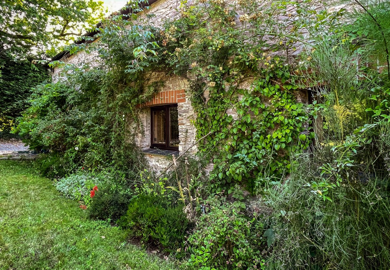 Cottage in Berry Pomeroy - The Old Coach House - cosy barn, garden and parking