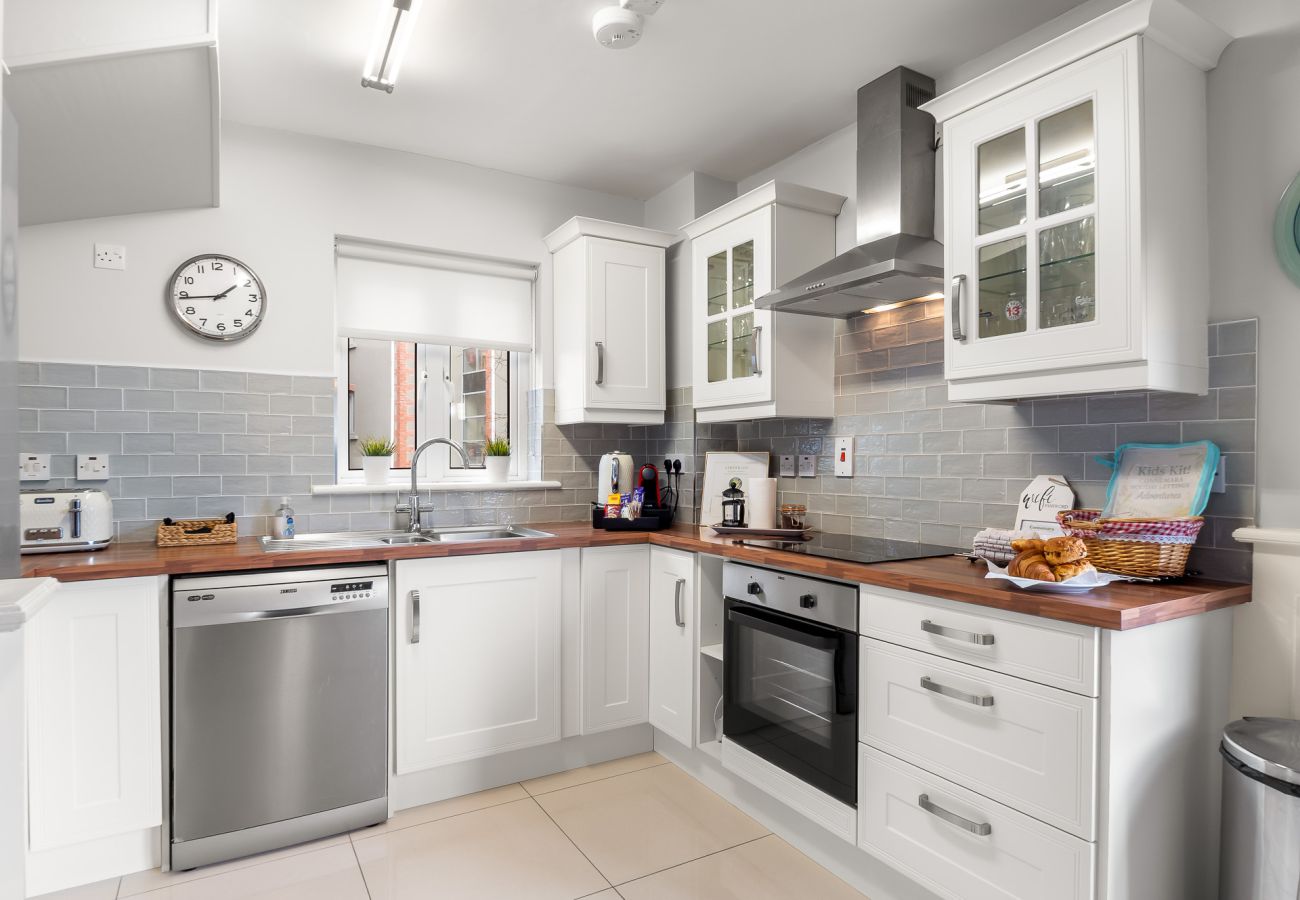 Apartment in Clifden - Pink Blossom Townhouse Chic apt