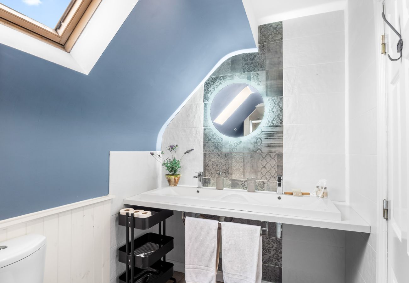 Apartment in Clifden - Pink Blossom Townhouse Chic apt