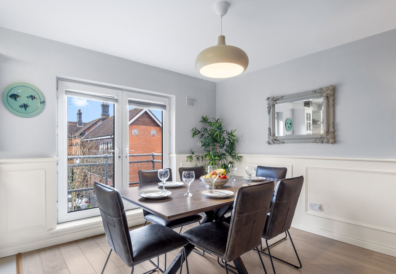 Apartment in Clifden - Pink Blossom Townhouse Chic apt