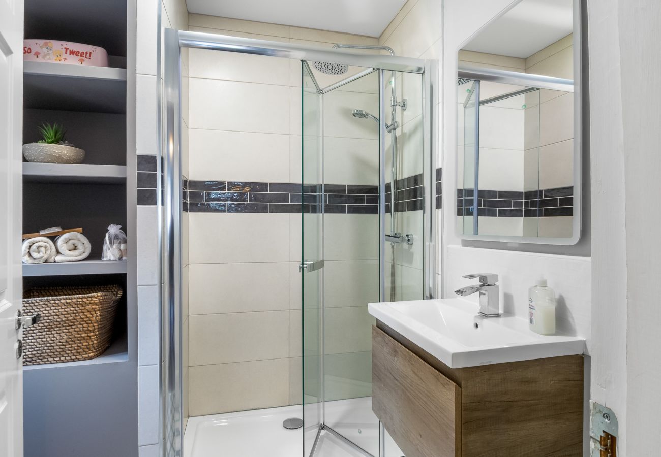 Apartment in Clifden - Pink Blossom Townhouse Chic apt