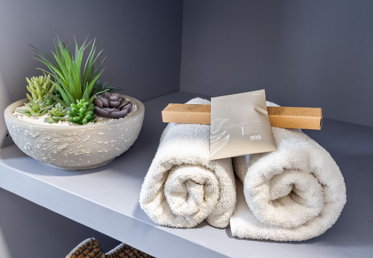 Apartment in Clifden - Pink Blossom Townhouse Chic apt