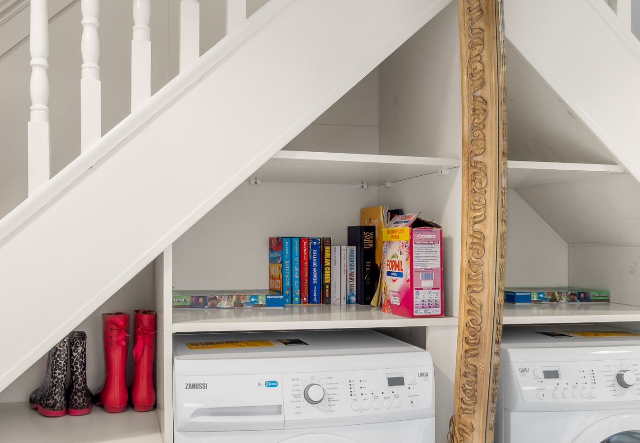 Apartment in Clifden - Pink Blossom Townhouse Chic apt