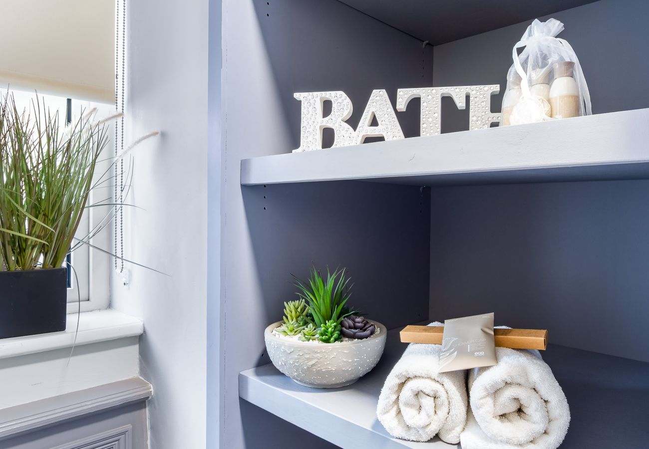 Apartment in Clifden - Pink Blossom Townhouse Chic apt