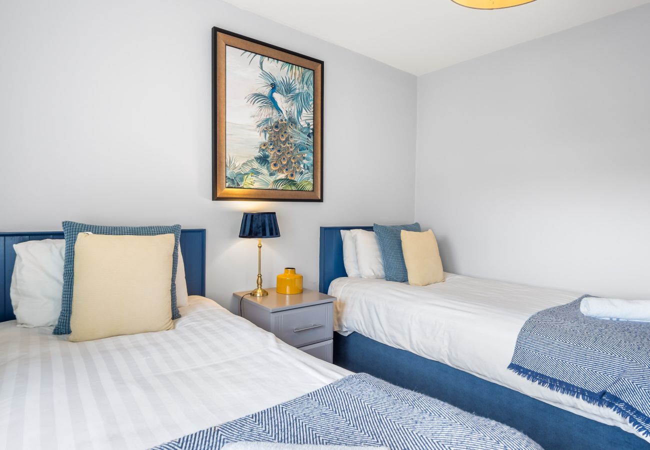 Apartment in Clifden - Pink Blossom Townhouse Chic apt