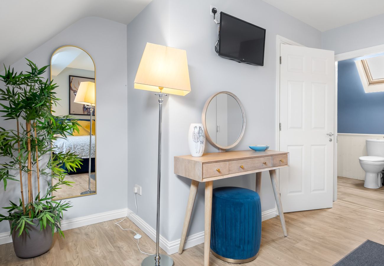 Apartment in Clifden - Pink Blossom Townhouse Chic apt