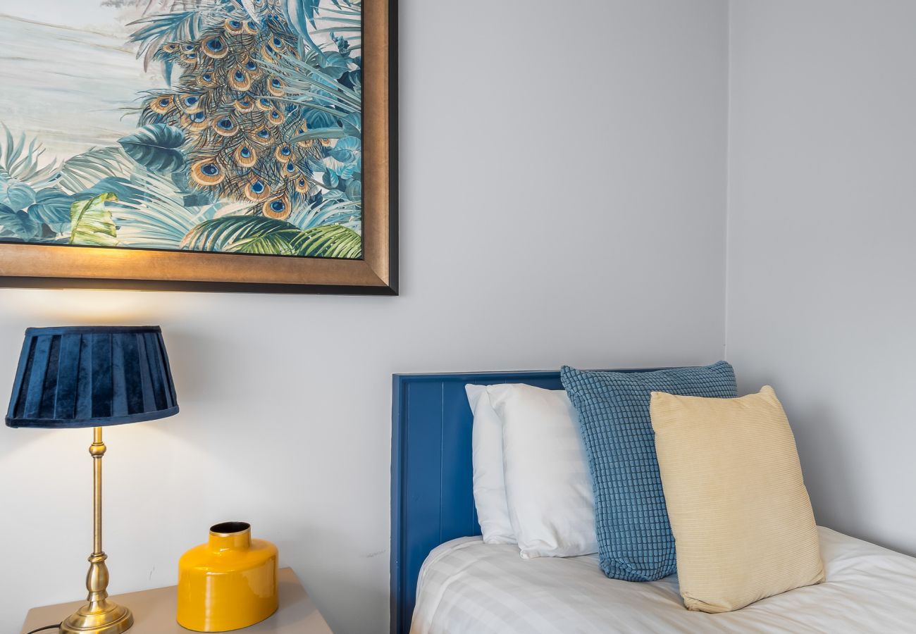 Apartment in Clifden - Pink Blossom Townhouse Chic apt