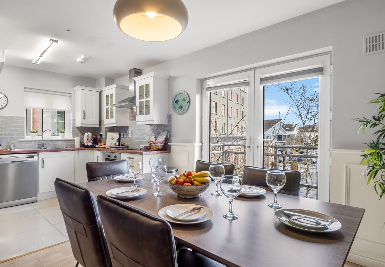 Apartment in Clifden - Pink Blossom Townhouse Chic apt