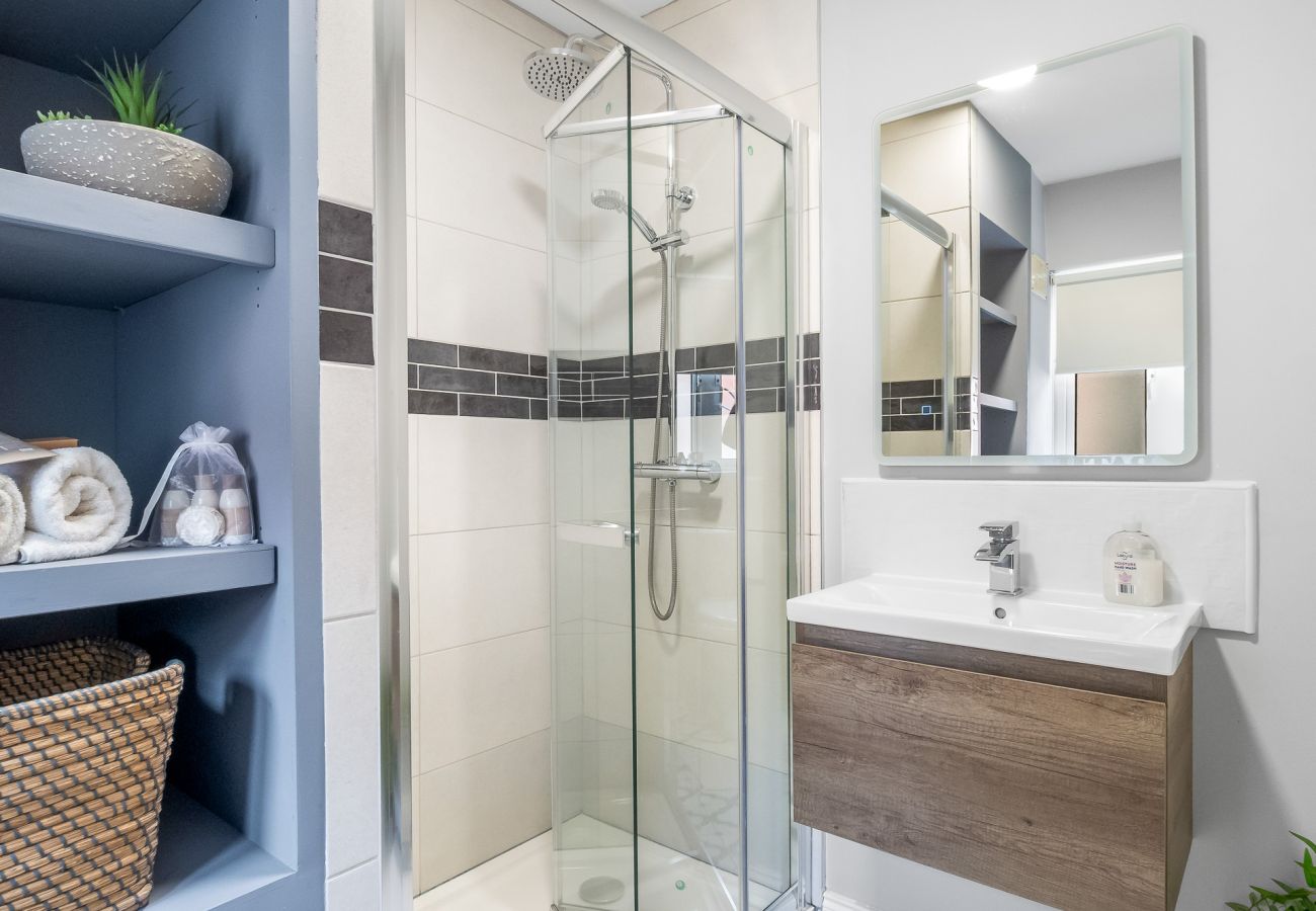 Apartment in Clifden - Pink Blossom Townhouse Chic apt