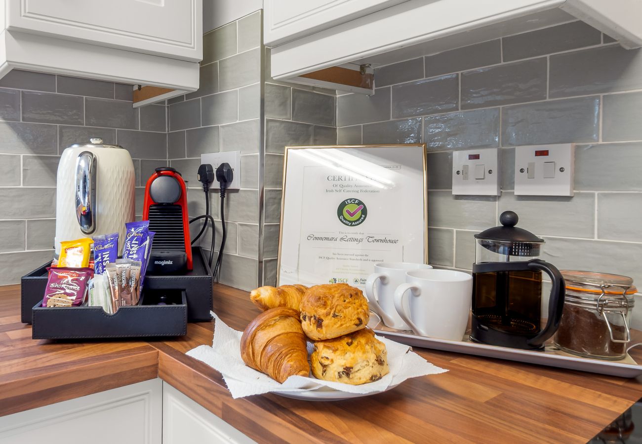 Apartment in Clifden - Pink Blossom Townhouse Chic apt