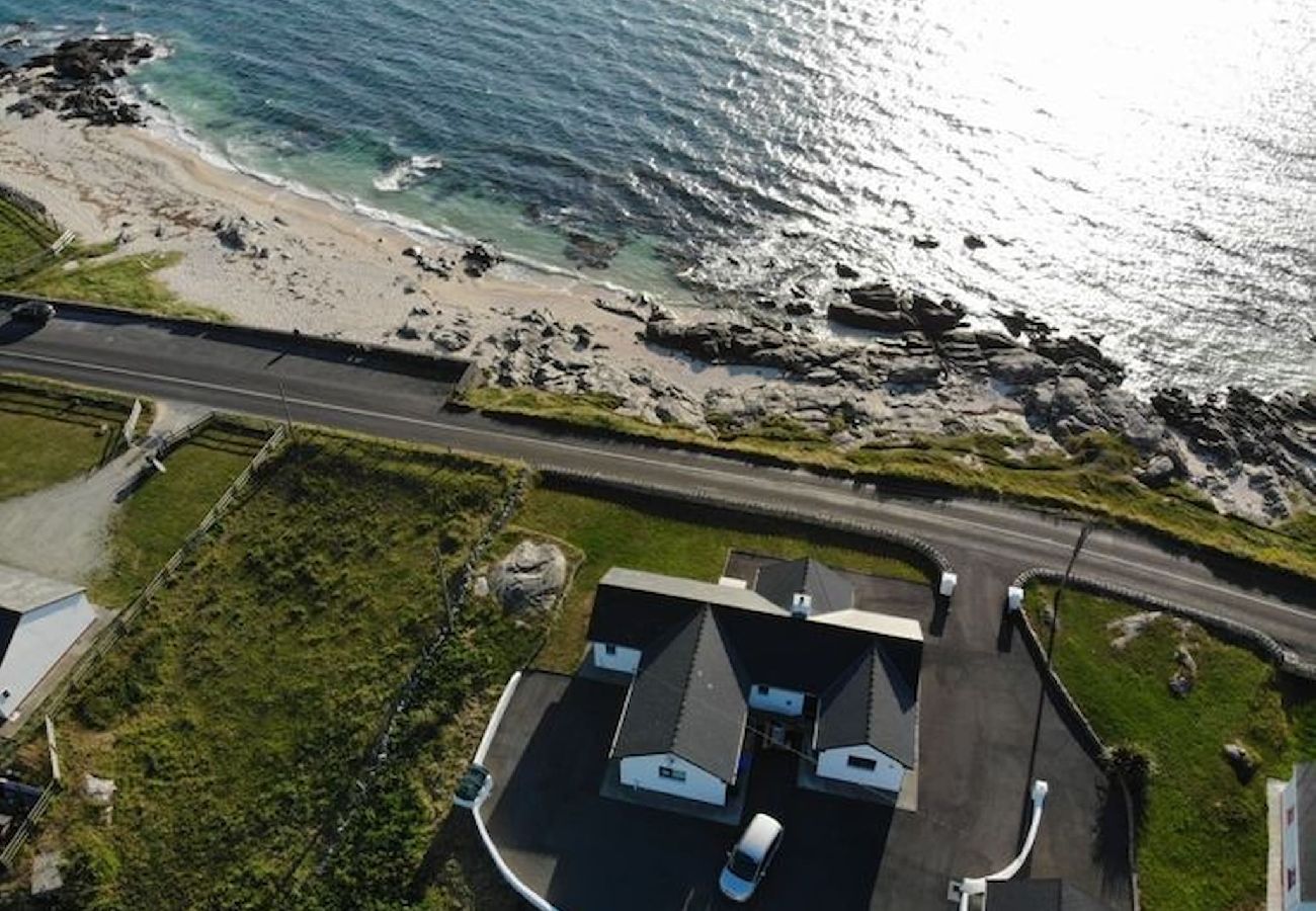 House in Ballyconneely - Coral Strand Lodge beachside house with stunning views