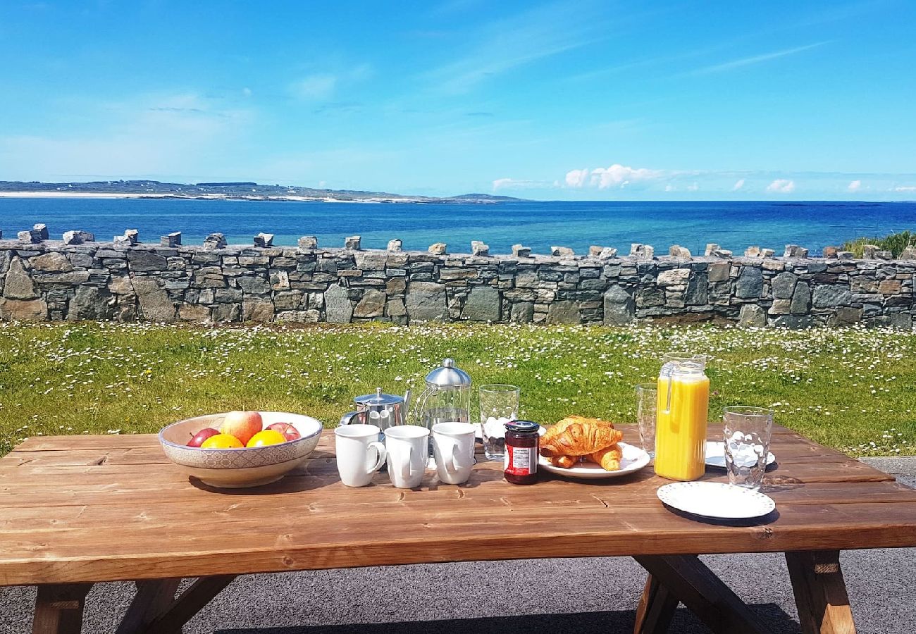 House in Ballyconneely - Coral Strand Lodge beachside house with stunning views