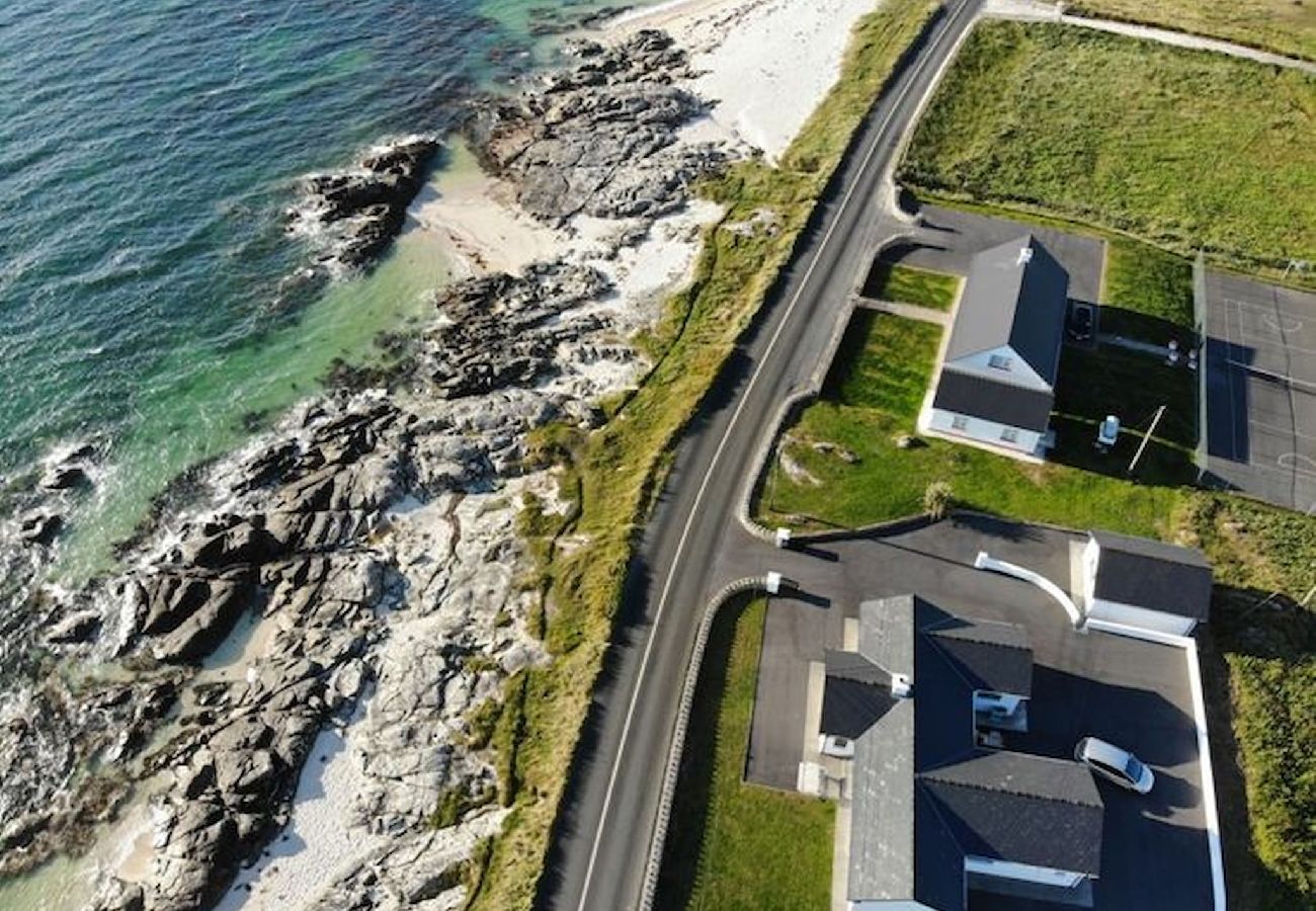 House in Ballyconneely - Coral Strand Lodge beachside house with stunning views