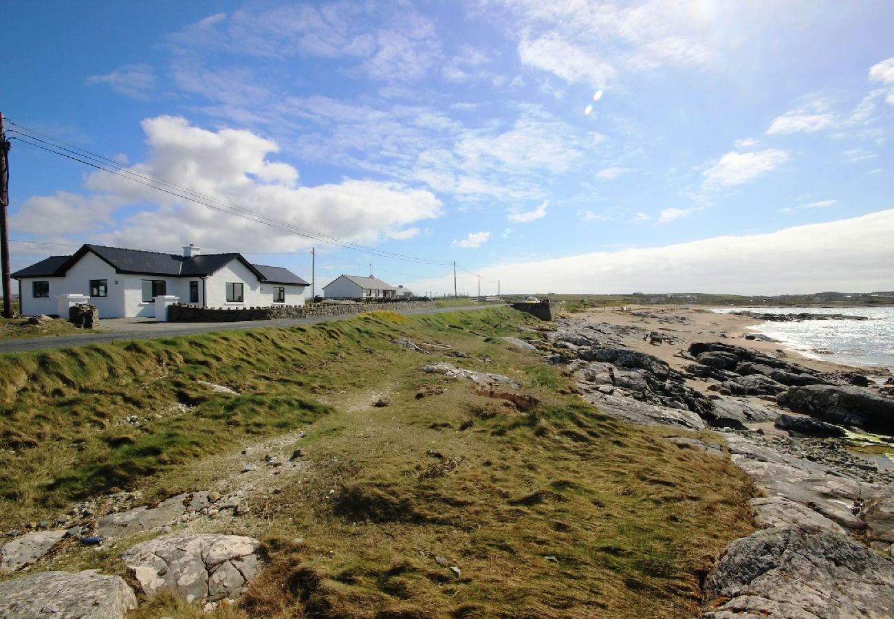 House in Ballyconneely - Coral Strand Lodge beachside house with stunning views