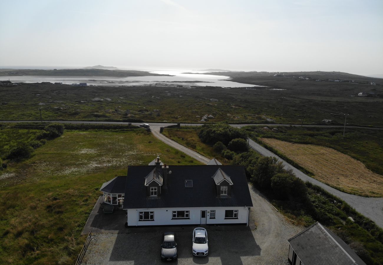House in Claddaghduff - Jackie's Cottage, overlooks Omey Island & strand 