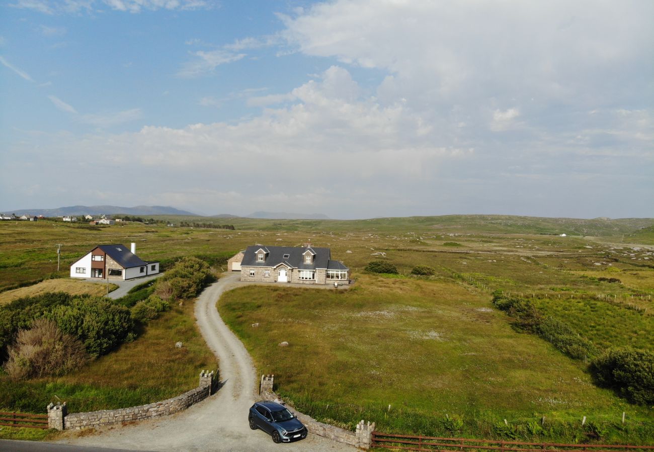 House in Claddaghduff - Jackie's Cottage, overlooks Omey Island & strand 