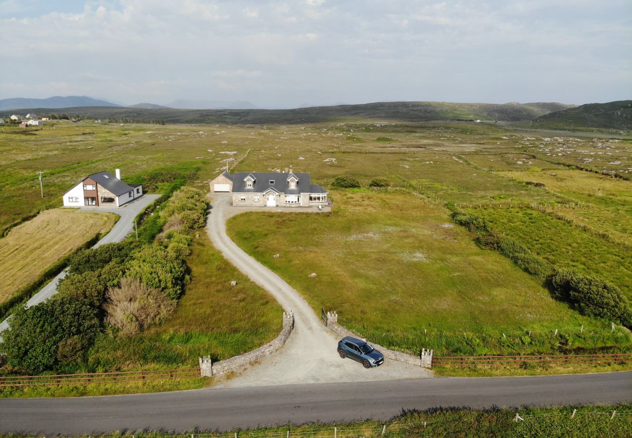 House in Claddaghduff - Jackie's Cottage, overlooks Omey Island & strand 