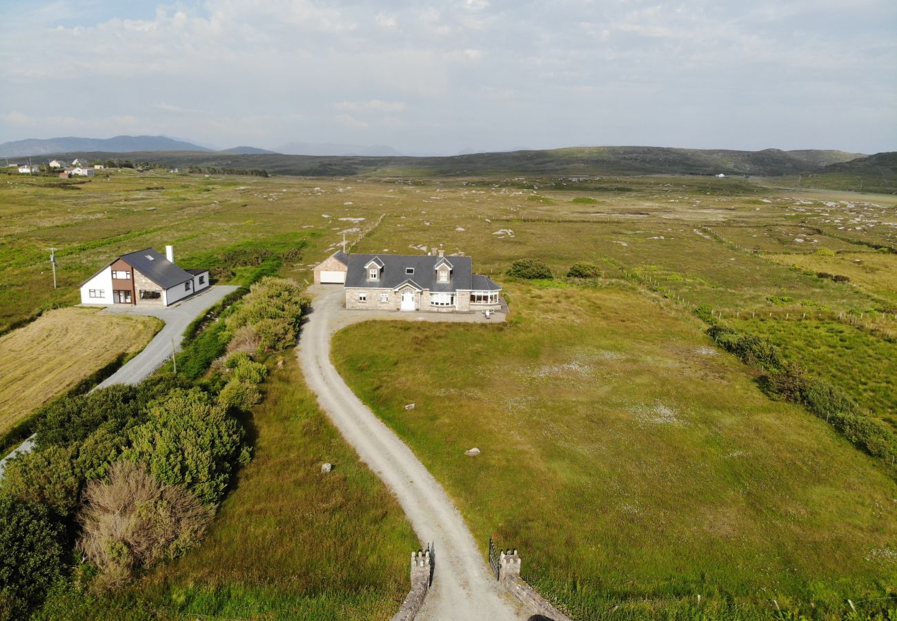 House in Claddaghduff - Jackie's Cottage, overlooks Omey Island & strand 