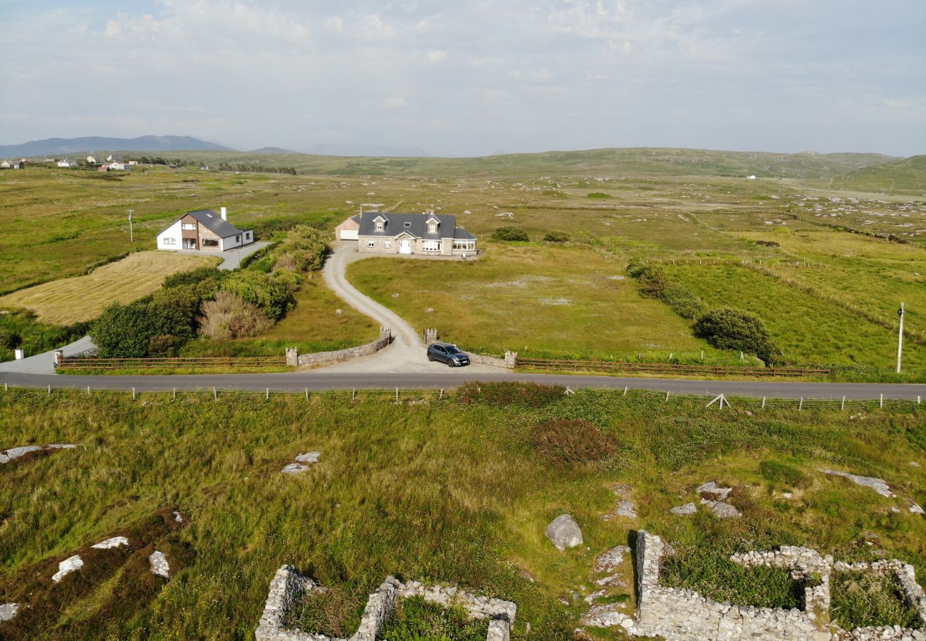 House in Claddaghduff - Jackie's Cottage, overlooks Omey Island & strand 