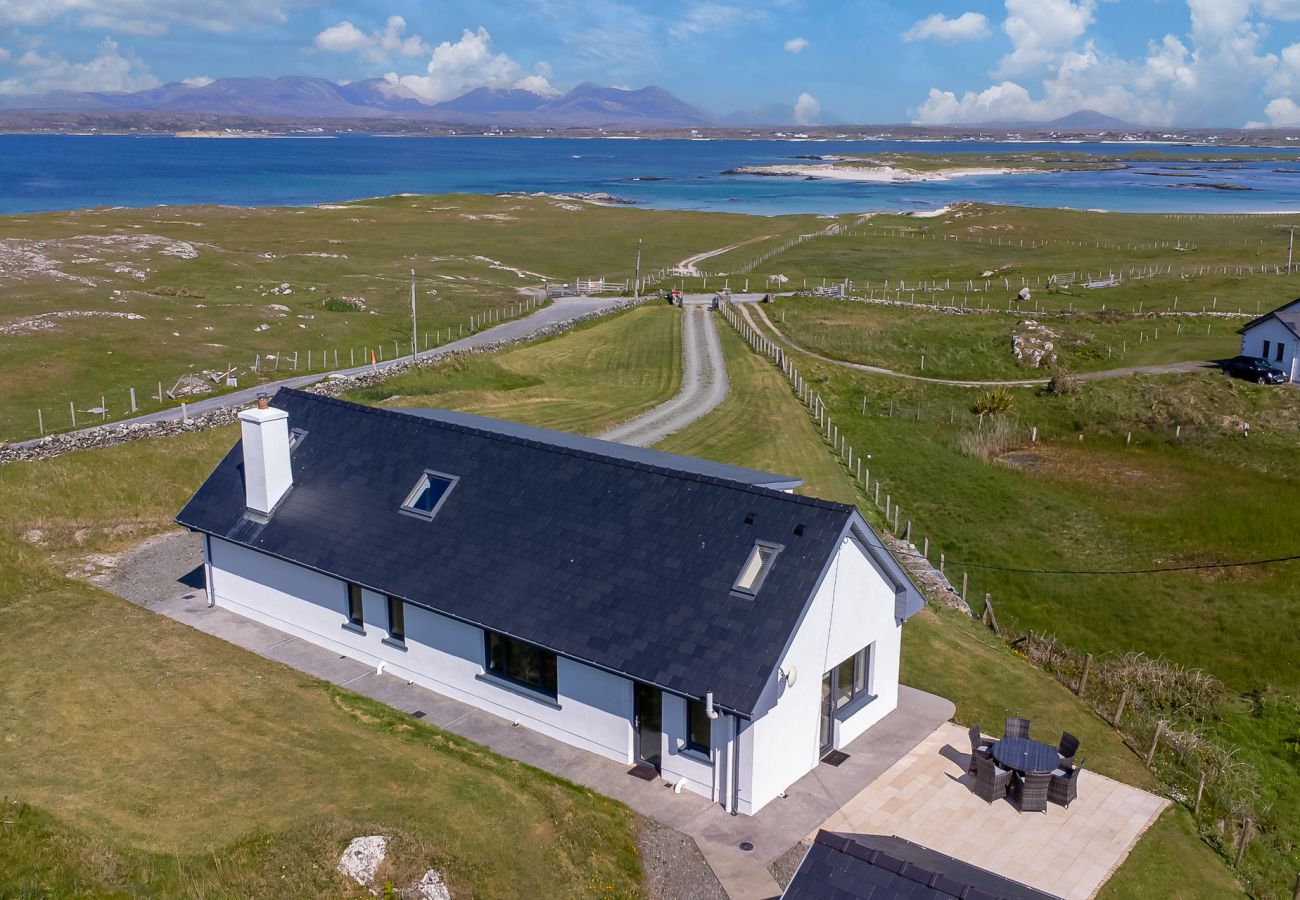 House in Ballyconneely - Beach House Mannin offering breathtaking views