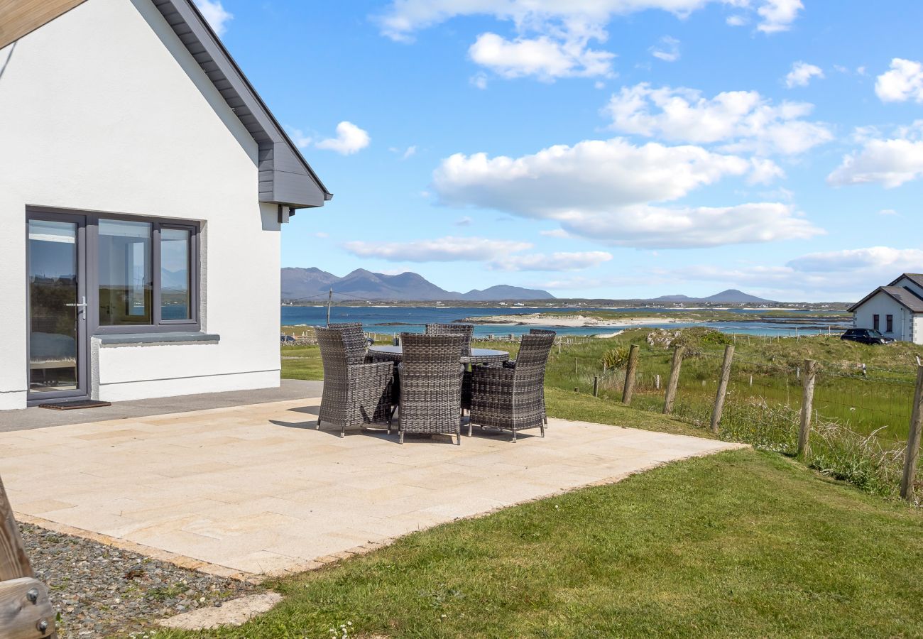 House in Ballyconneely - Beach House Mannin offering breathtaking views