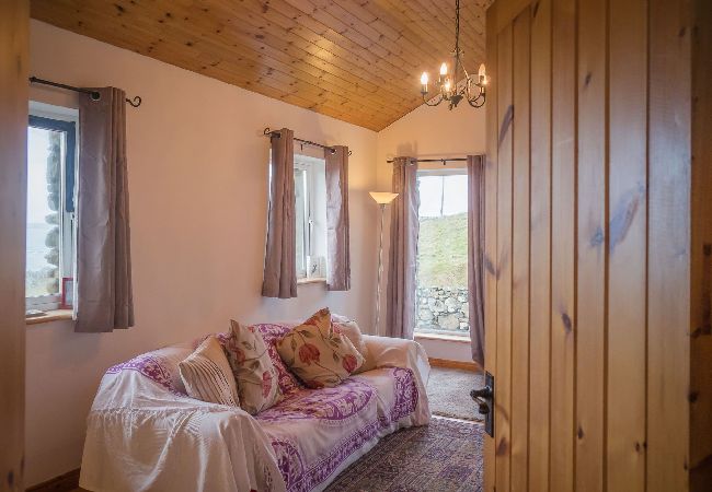 House in Clifden - Errislannan Stone Cottage offers plenty of space and fabulous views.  House in Clifden - Errislannan Stone Cottage offers plenty of space and fabulous views.