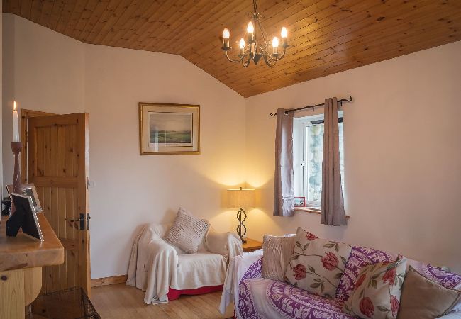 House in Clifden - Errislannan Stone Cottage offers plenty of space and fabulous views.  House in Clifden - Errislannan Stone Cottage offers plenty of space and fabulous views.