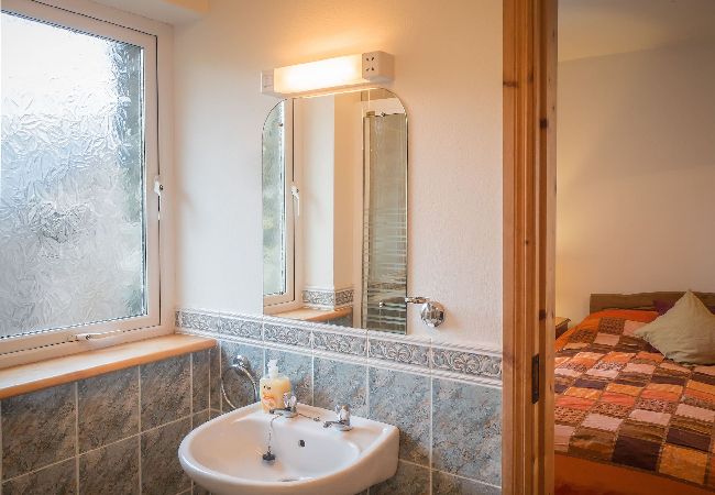 House in Clifden - Errislannan Stone Cottage offers plenty of space and fabulous views.  House in Clifden - Errislannan Stone Cottage offers plenty of space and fabulous views.