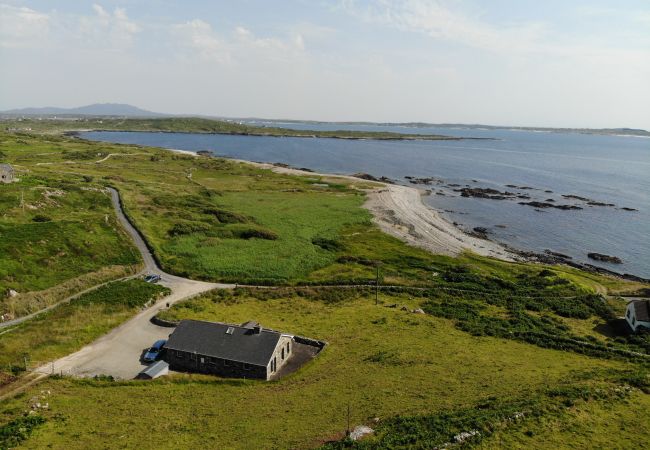 House in Clifden - Errislannan Stone Cottage offers plenty of space and fabulous views. 