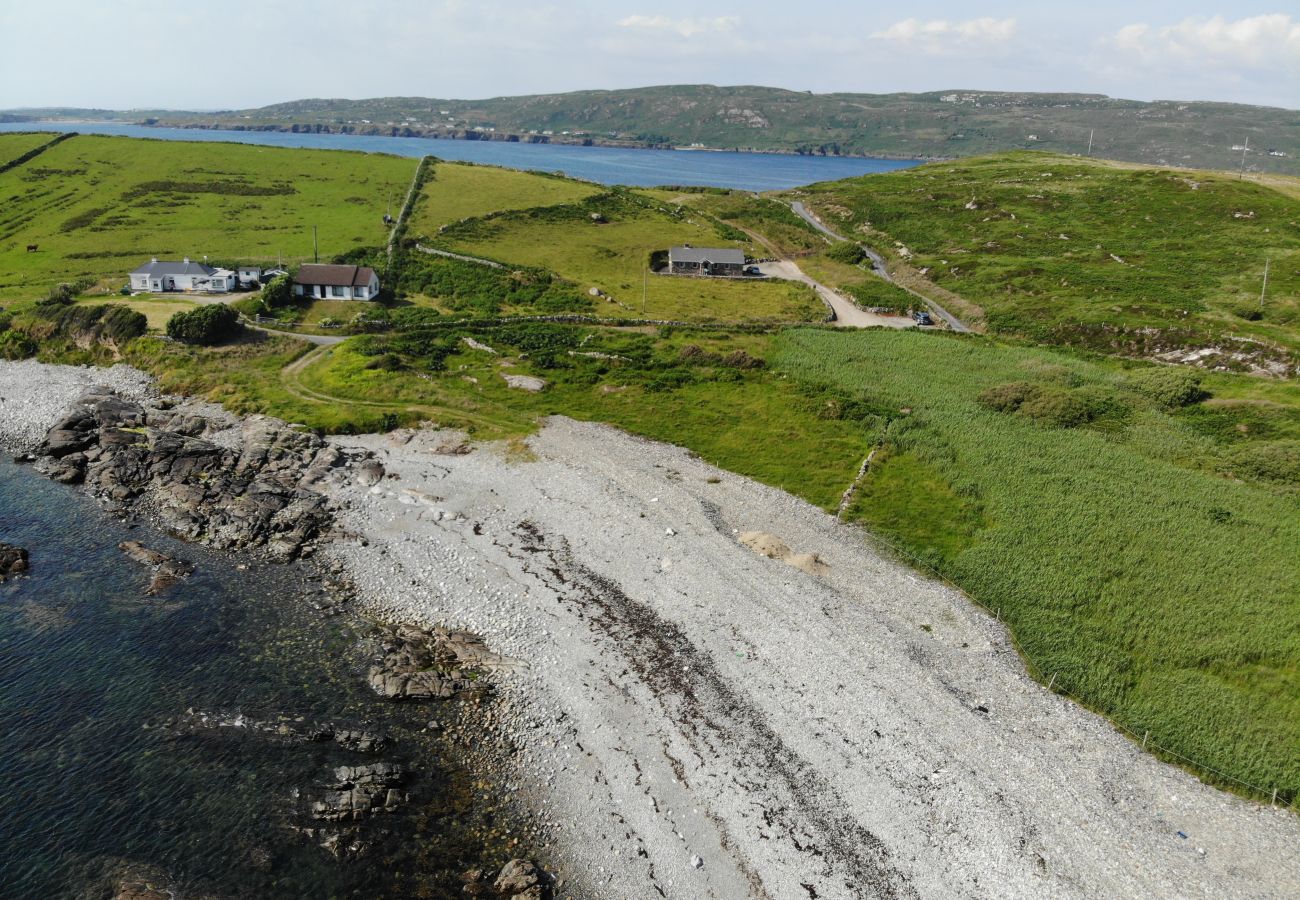 House in Clifden - Errislannan Stone Cottage offers plenty of space and fabulous views. 