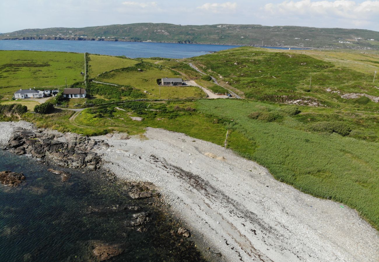 House in Clifden - Errislannan Stone Cottage offers plenty of space and fabulous views. 