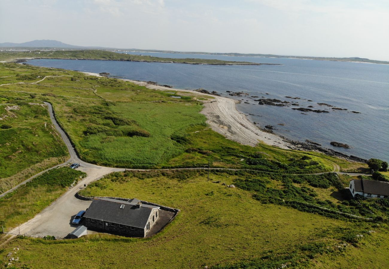 House in Clifden - Errislannan Stone Cottage offers plenty of space and fabulous views. 
