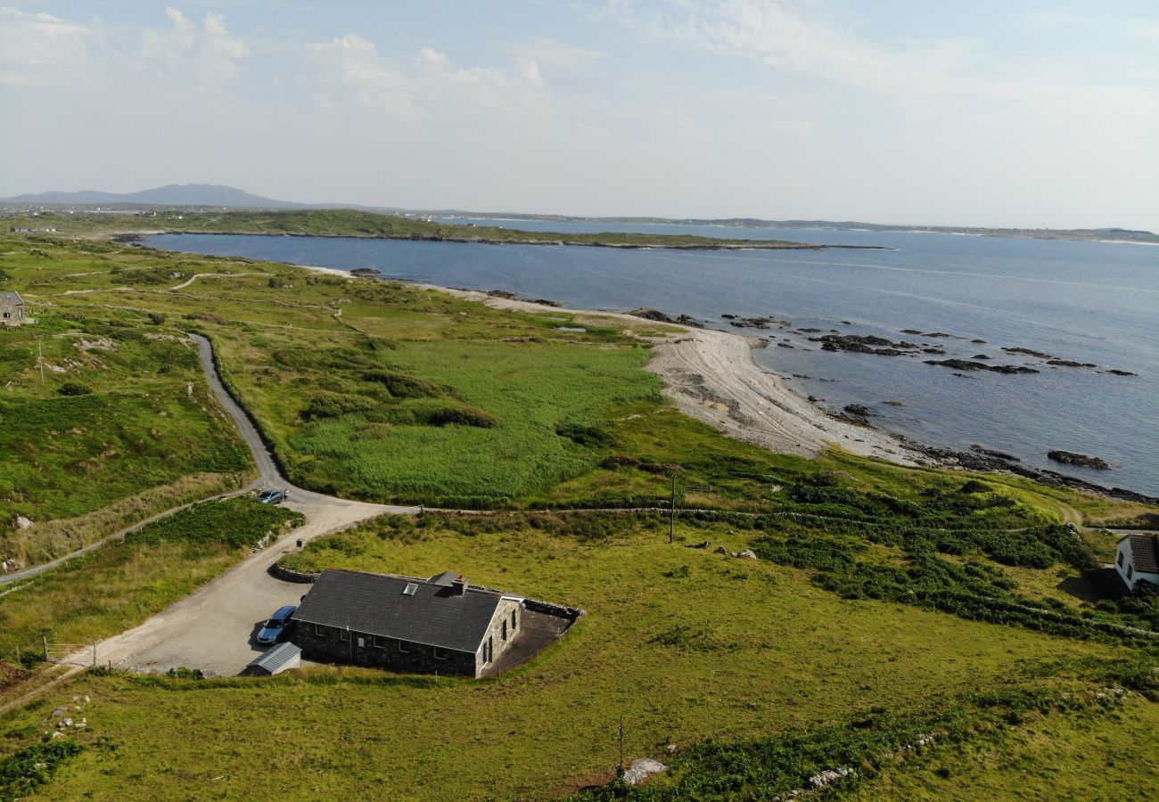 House in Clifden - Errislannan Stone Cottage offers plenty of space and fabulous views. 